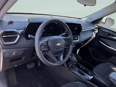 Used 2025 Chevrolet TrailBlazer LT AWD/4WD image 17