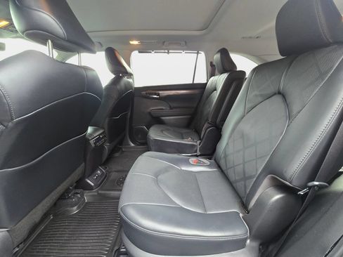 Used 2021 Toyota Highlander Platinum AWD/4WD image 13