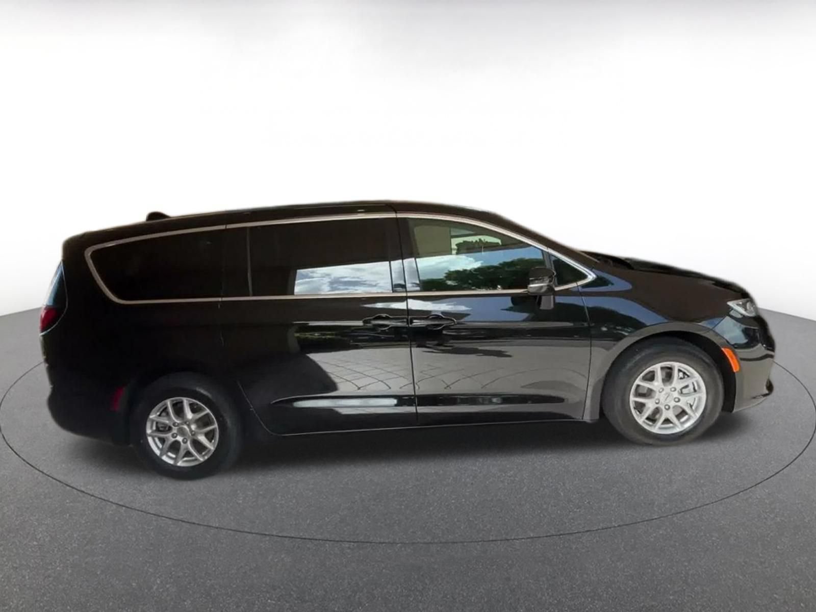 Used 2025 Chrysler Pacifica Select FWD image 15