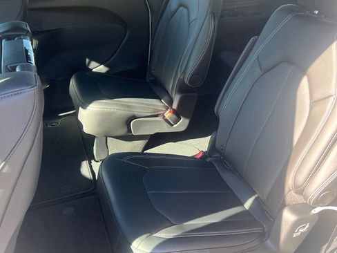 New 2026 Chrysler Pacifica Select FWD image 8