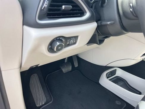 Used 2023 Chrysler Pacifica Touring-L FWD image 30