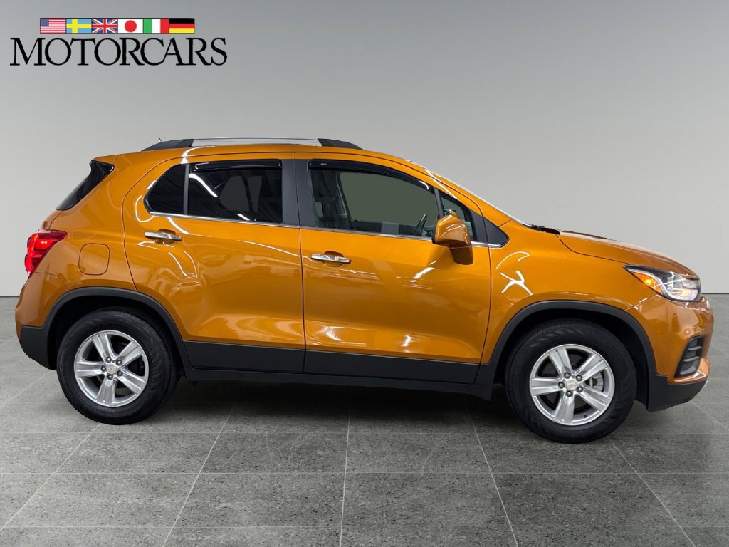 Used 2017 Chevrolet Trax LT w/ Sun & Sound Package FWD image 2