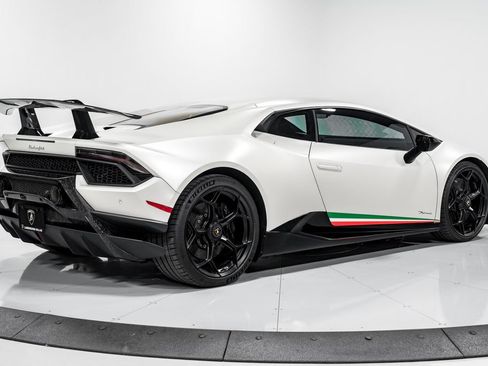 Used 2018 Lamborghini Huracan Performante AWD/4WD image 3