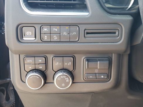 Used 2021 Chevrolet Tahoe Z71 w/ Z71 Signature Package AWD/4WD image 19