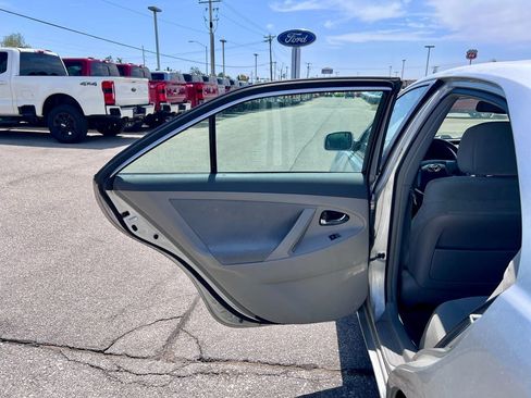 Used 2010 Toyota Camry LE FWD image 14