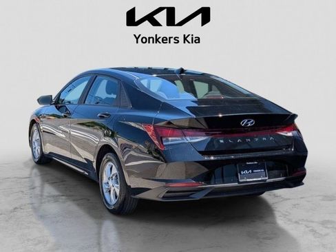 Used 2022 Hyundai Elantra SE FWD image 9