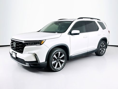 Used 2024 Honda Pilot Touring image 3