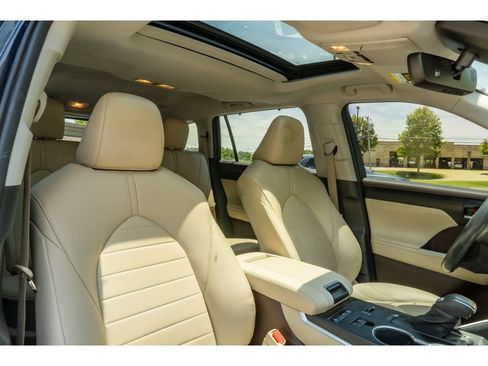 Used 2022 Toyota Highlander XLE FWD image 20