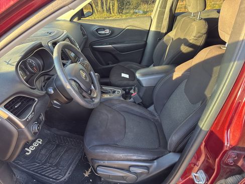 Used 2019 Jeep Cherokee Latitude w/ Popular Appearance Group image 6