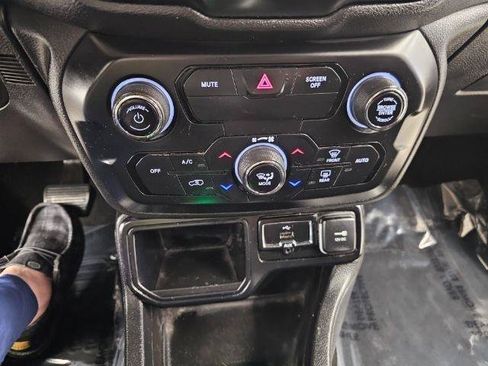 Used 2018 Jeep Renegade Altitude FWD image 21