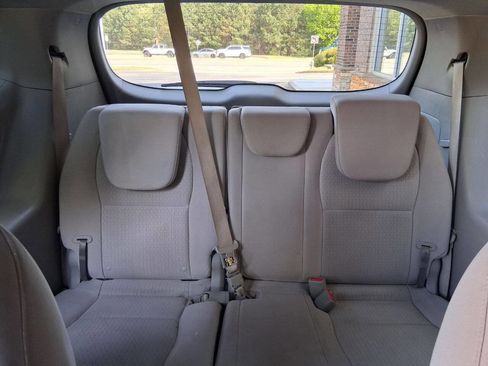 Used 2017 Kia Sedona LX image 19