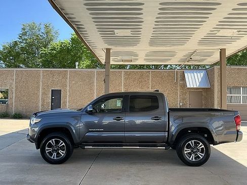 Used 2017 Toyota Tacoma TRD Sport w/ Premium & Technology Package RWD image 8