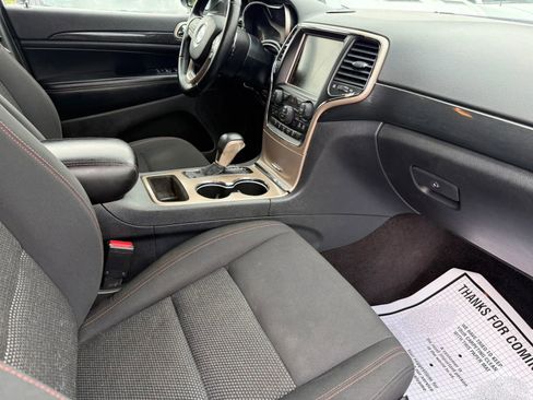 Used 2017 Jeep Grand Cherokee Laredo AWD/4WD image 13
