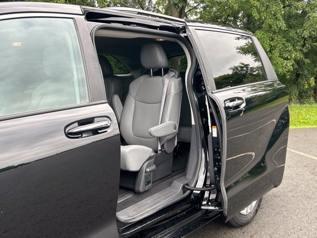 Used 2024 Toyota Sienna XLE w/ XLE Plus Package AWD/4WD image 19