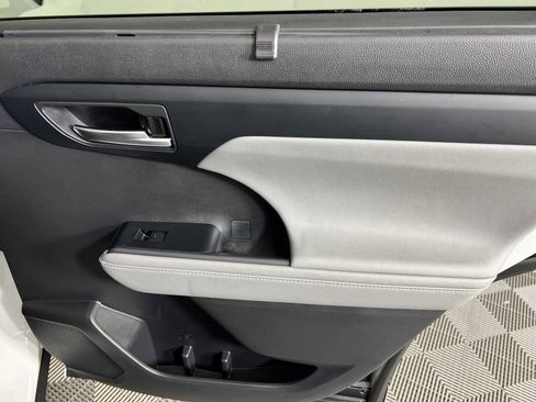 Used 2024 Toyota Highlander XLE image 29