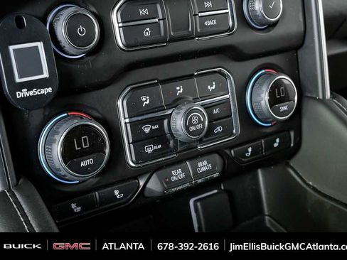 Used 2022 Chevrolet Suburban LT w/ Luxury Package image 17