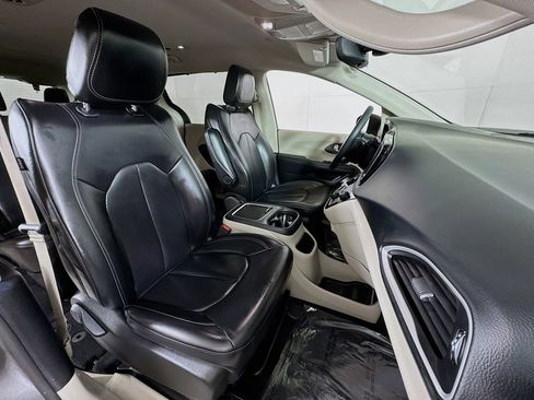 Used 2023 Chrysler Pacifica Touring-L FWD image 28