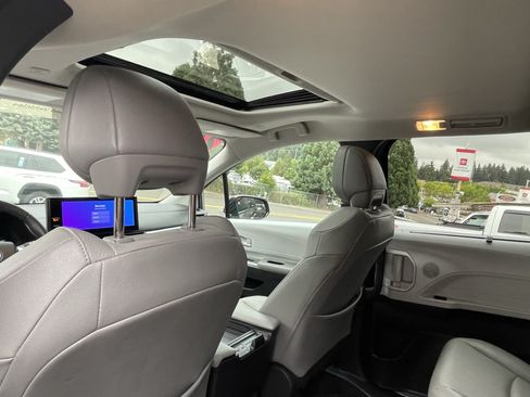 Certified 2025 Toyota Sienna XLE FWD image 15