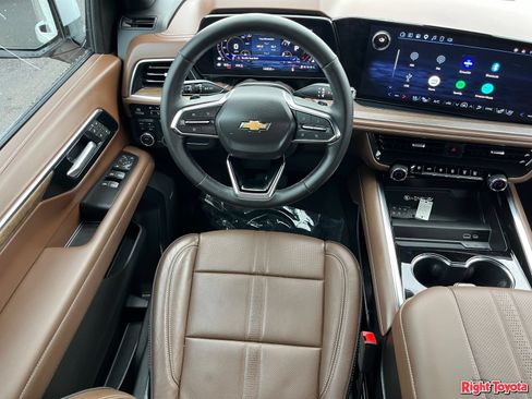 Used 2025 Chevrolet Suburban High Country AWD/4WD image 16