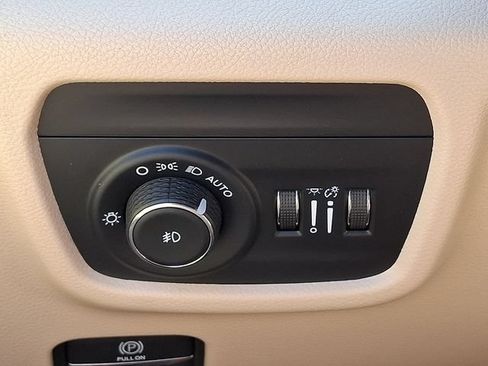 Used 2025 Jeep Grand Cherokee Limited AWD/4WD image 25