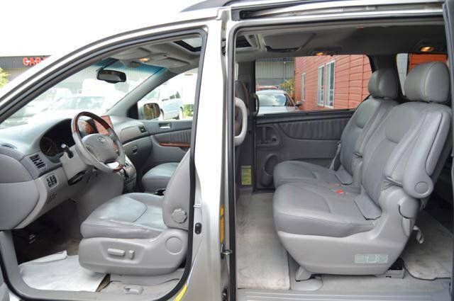 Used 2004 Toyota Sienna XLE Limited w/ Limited Pkg 5 FWD image 12