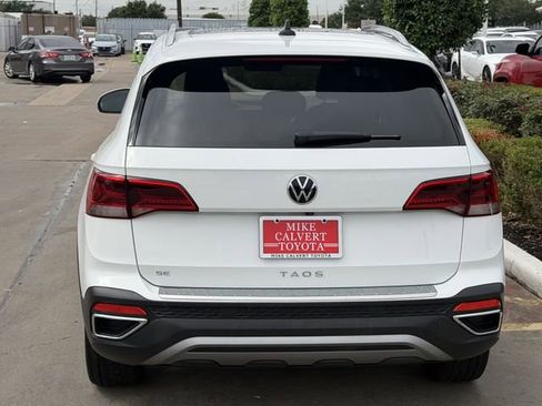 Used 2023 Volkswagen Taos SE w/ Panoramic Sunroof Package FWD image 6