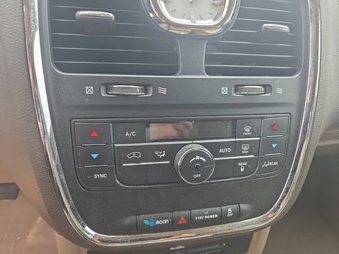 Used 2015 Chrysler Town & Country Touring-L FWD image 14