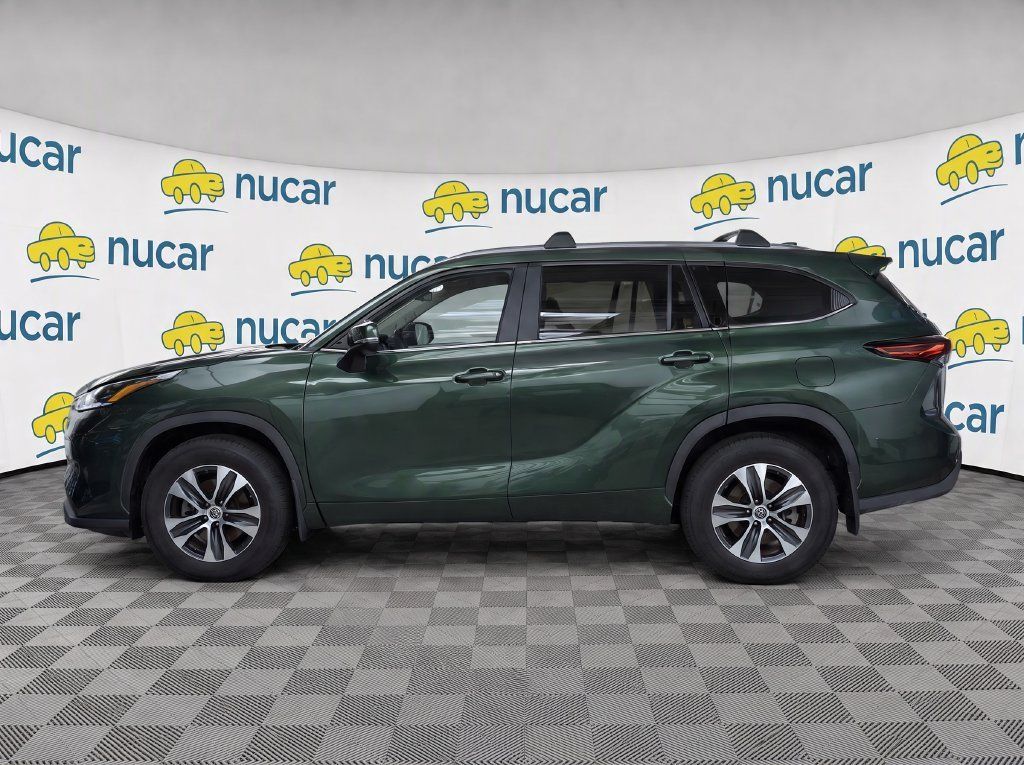 Used 2023 Toyota Highlander XLE AWD/4WD image 6