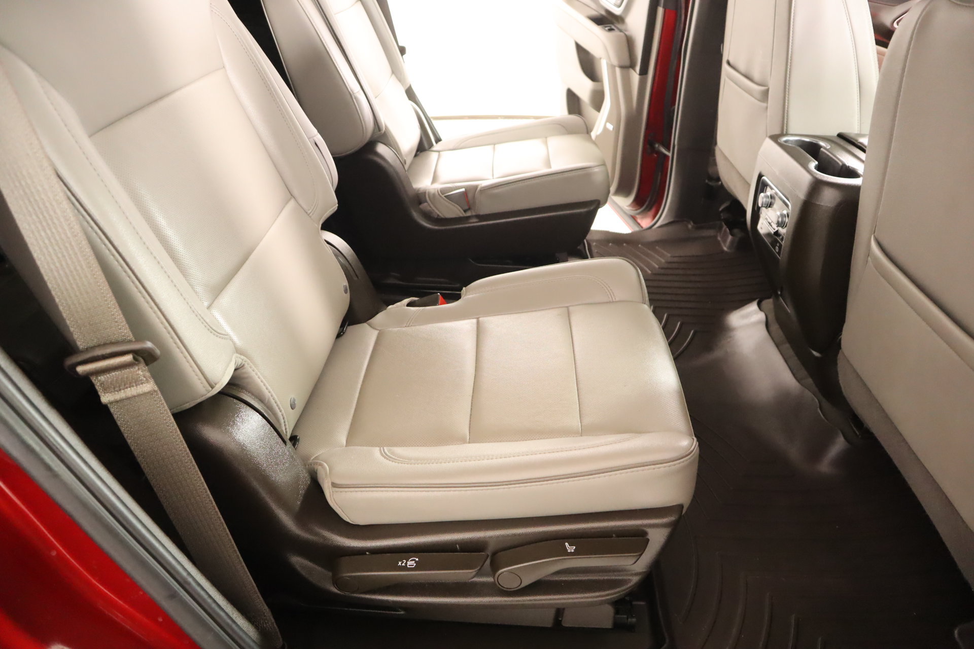 Used 2023 GMC Yukon SLT w/ SLT Premium Package AWD/4WD image 16