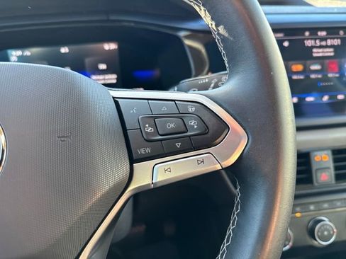 Certified 2022 Volkswagen Taos SE w/ Panoramic Sunroof Package image 18