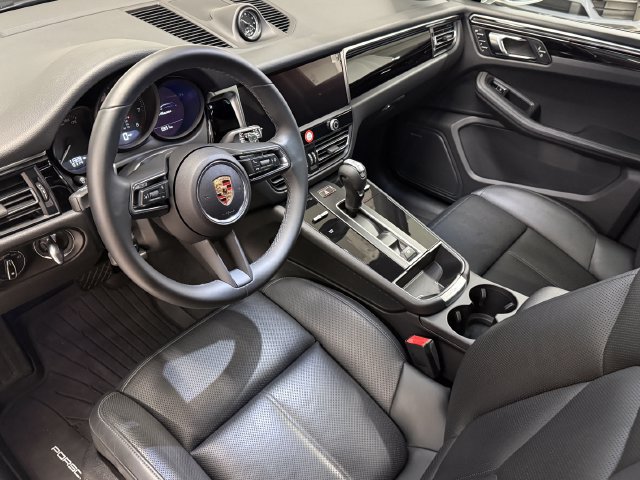 Certified 2024 Porsche Macan AWD/4WD image 4