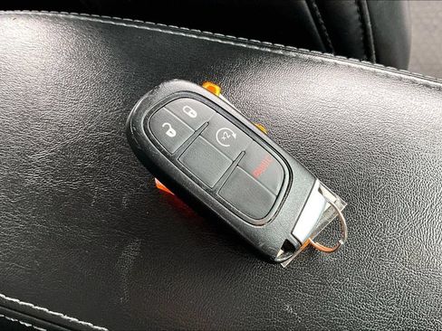 Used 2019 Jeep Cherokee Latitude Plus w/ Cold Weather Group AWD/4WD image 11