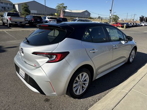 Used 2023 Toyota Corolla SE w/ SE Premium Package FWD image 5