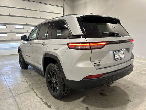 New 2026 Jeep Grand Cherokee Altitude image 8