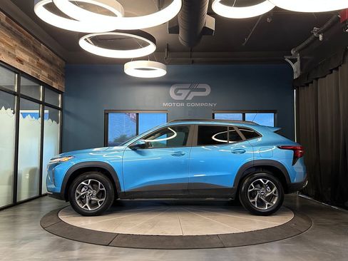 Used 2025 Chevrolet Trax LT w/ LT Convenience Package FWD image 6