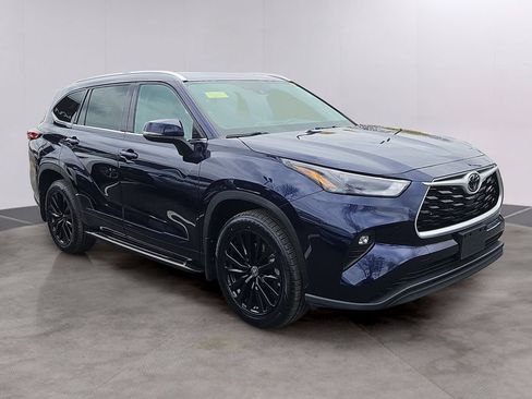 Used 2022 Toyota Highlander XLE AWD/4WD image 3