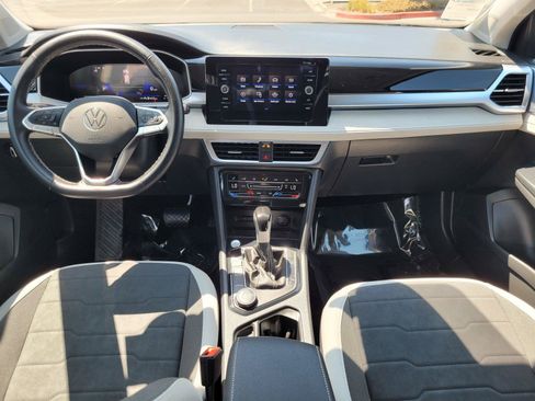 Certified 2025 Volkswagen Taos SE AWD/4WD image 17