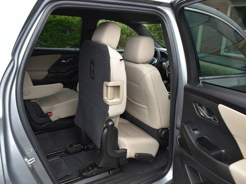 Used 2023 Chevrolet Traverse LT w/ LPO, Cargo Package AWD/4WD image 15
