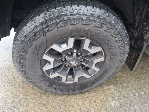 Used 2022 Toyota Tacoma TRD Off-Road w/ TRD Premium Off Road Package image 5