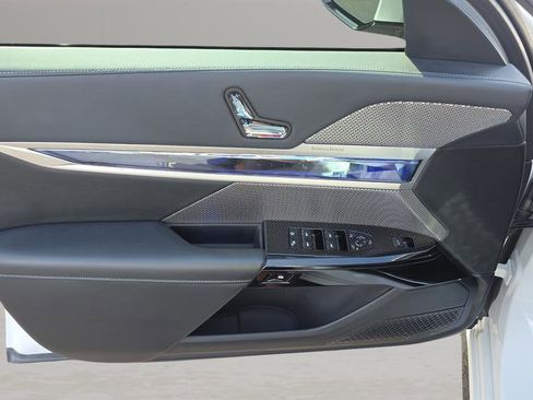 Used 2025 BMW 760i xDrive w/ Premium Package image 17