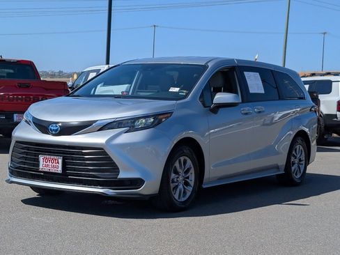 Used 2025 Toyota Sienna LE FWD image 12