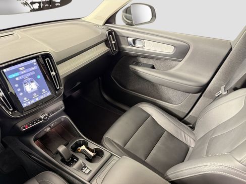 Certified 2025 Volvo XC40 B5 Core image 24