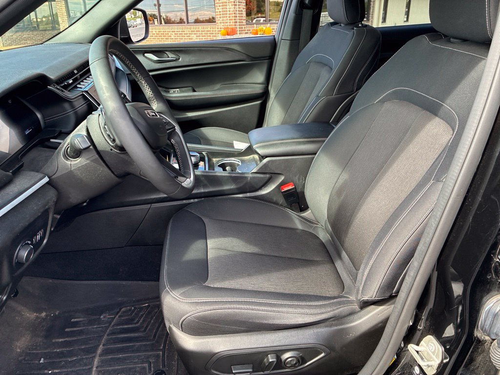 Used 2024 Jeep Grand Cherokee L Laredo w/ Luxury Tech Group I AWD/4WD image 10