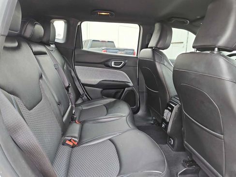 Used 2025 Jeep Compass Latitude AWD/4WD image 17