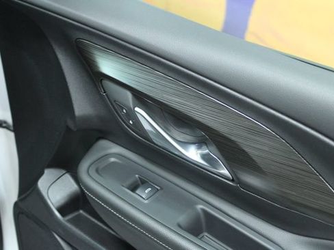 Used 2024 GMC Terrain SLE FWD image 9