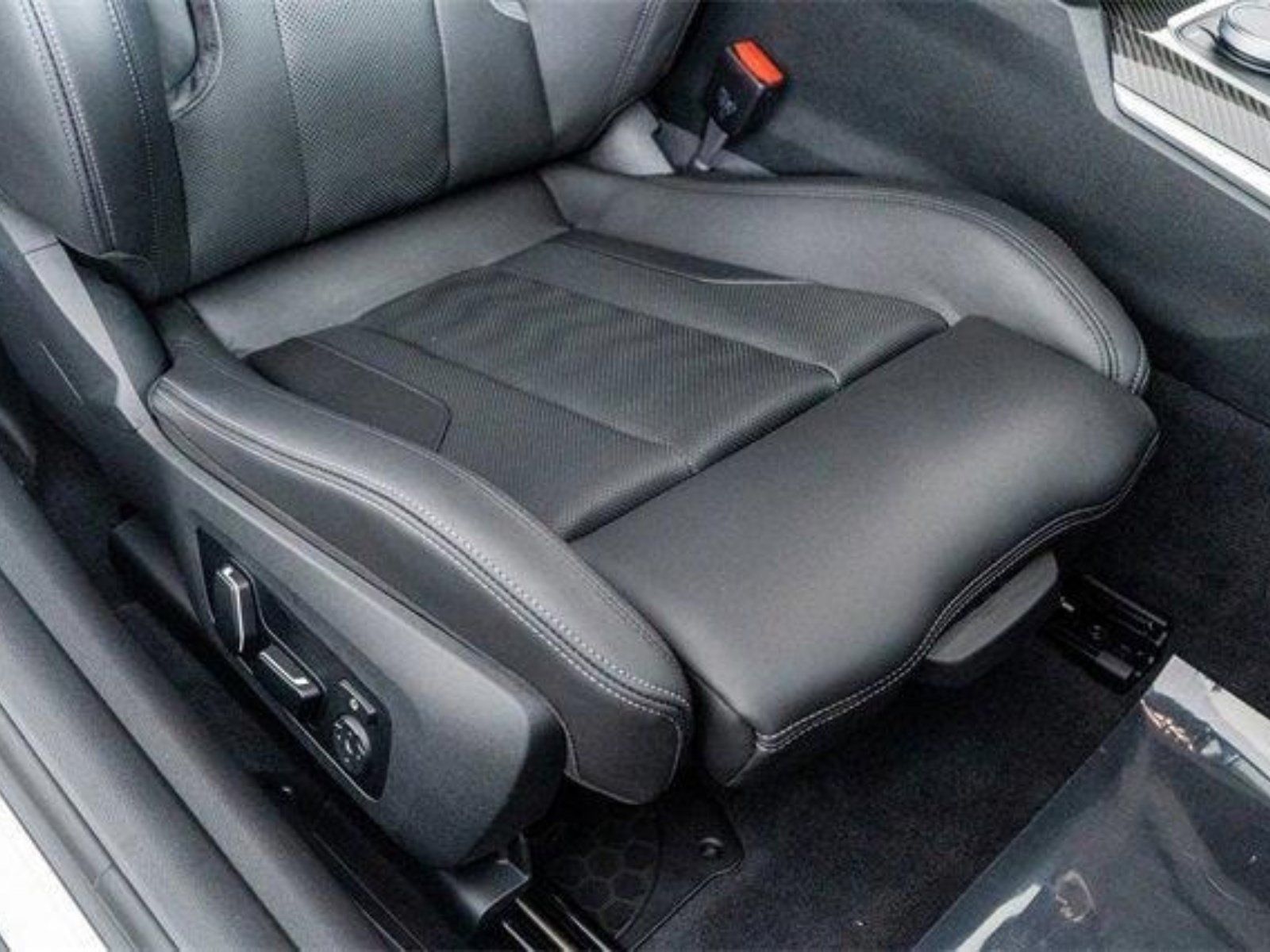 Used 2025 BMW M4 Coupe RWD image 32