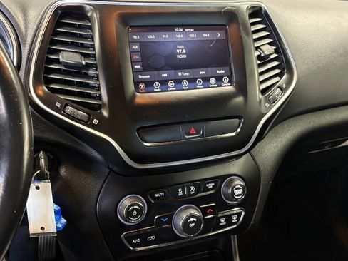 Used 2019 Jeep Cherokee Latitude AWD/4WD image 17