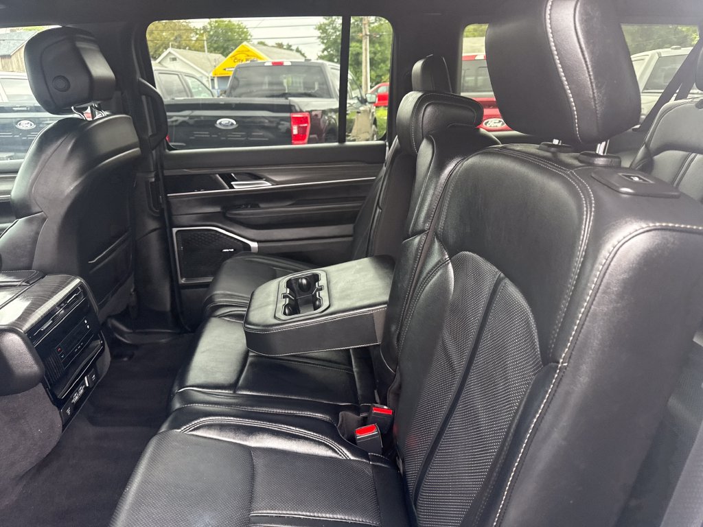 Used 2024 Jeep Wagoneer L Series II w/ Flexible Seating Group AWD/4WD image 17