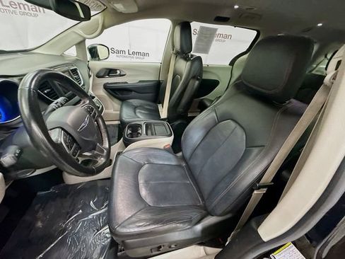 Used 2020 Chrysler Pacifica Touring-L w/ Tire & Wheel Group FWD image 21