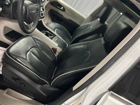 Used 2023 Chrysler Pacifica Limited FWD image 12